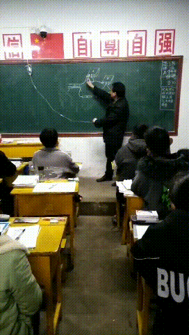 山西一中学老师边讲课边输液:也是没有办法的办法