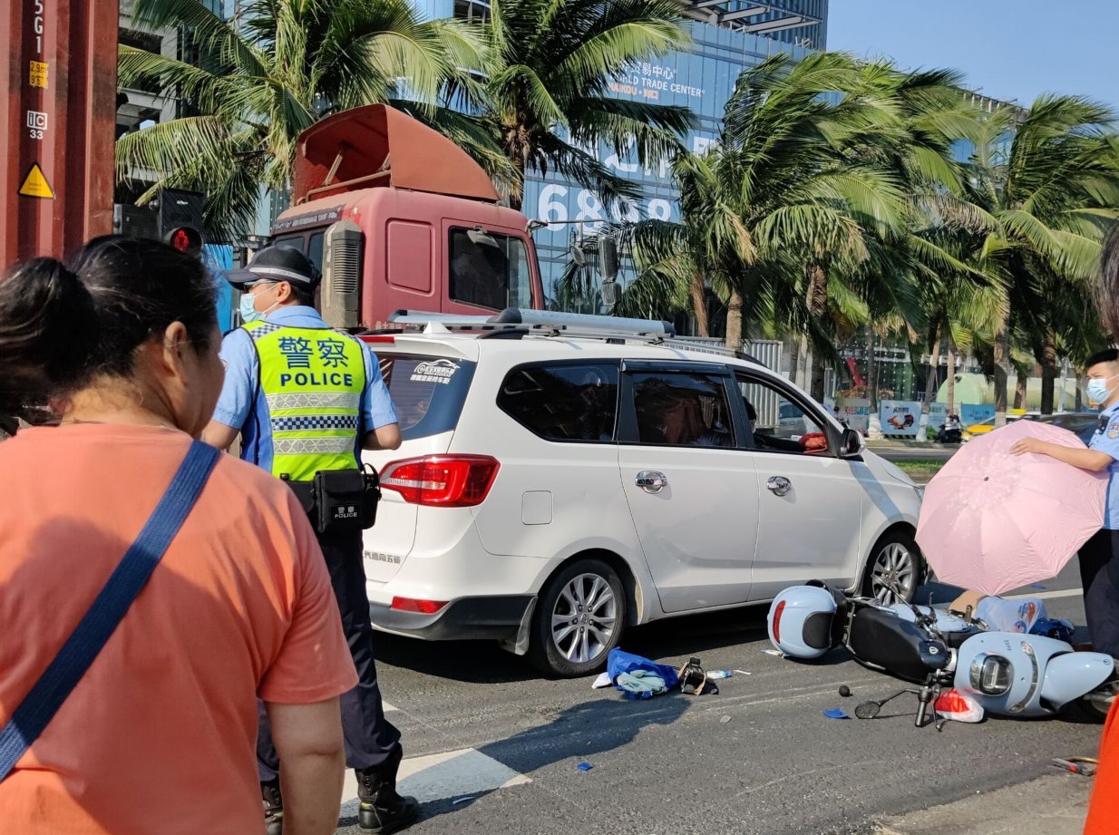 报料称,海口市秀英区滨海大道港航大厦门前斑马线处发生一起交通事故