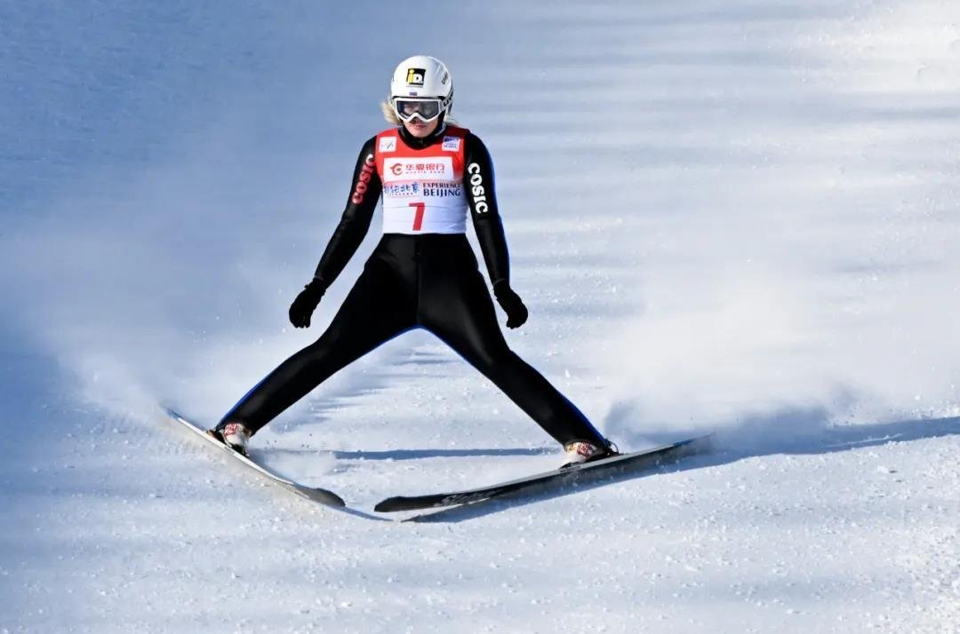 国内 /国家跳台滑雪中心首迎国际赛事 第二轮比赛中,适应了山体的运动