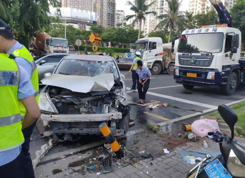 事发海口南海大道轿车和电动车发生剐蹭后侧翻进绿化带2人受伤