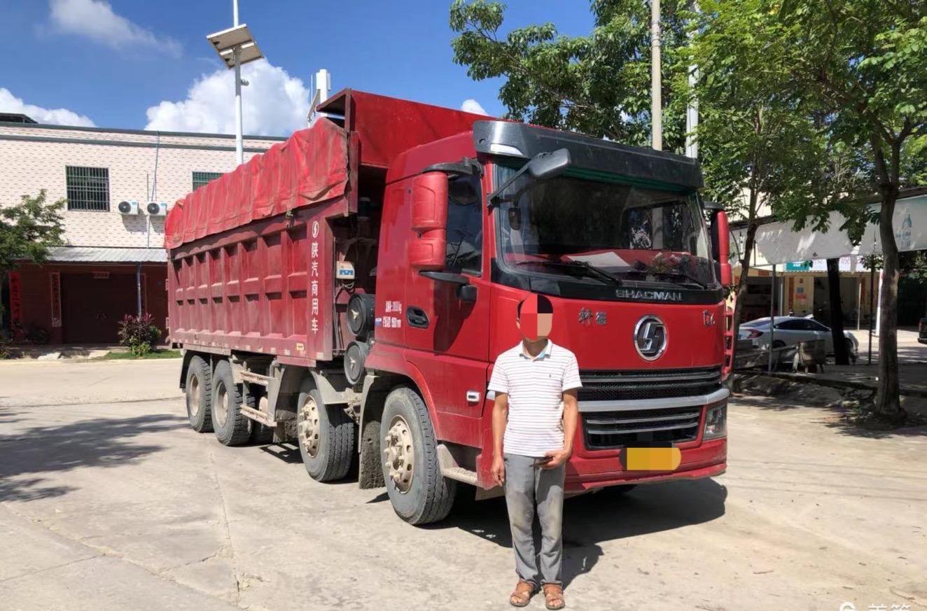两辆重型自卸货车超载!东方交警:罚款2000元 记6分 暂扣驾驶证