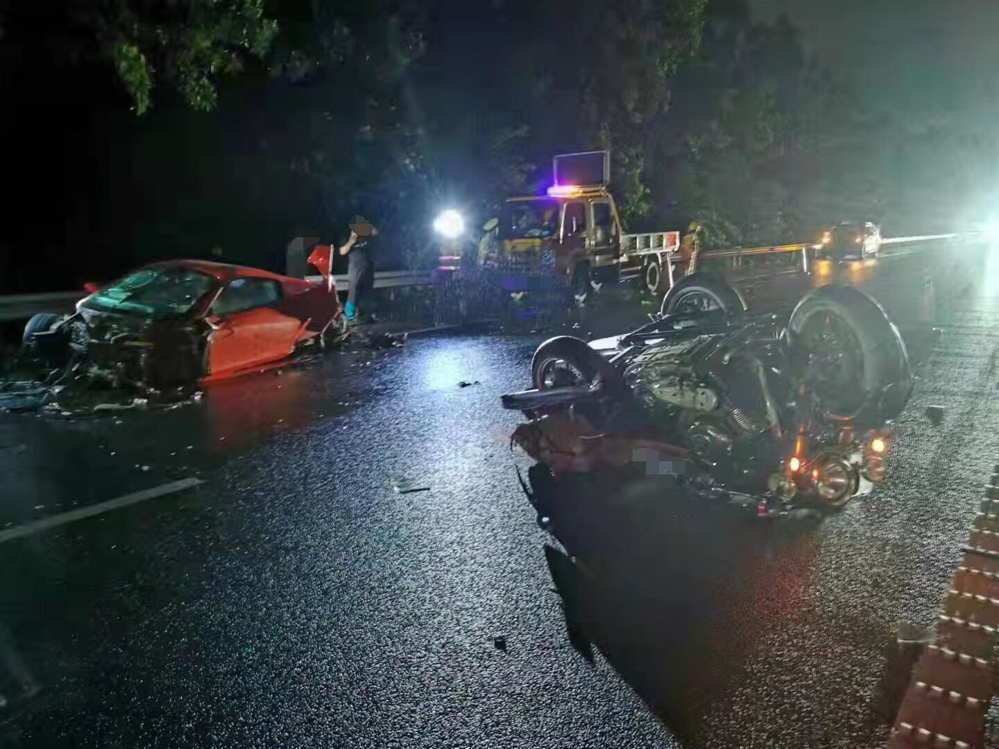 又一起!海三高速上保时捷撞上摩托车,所幸