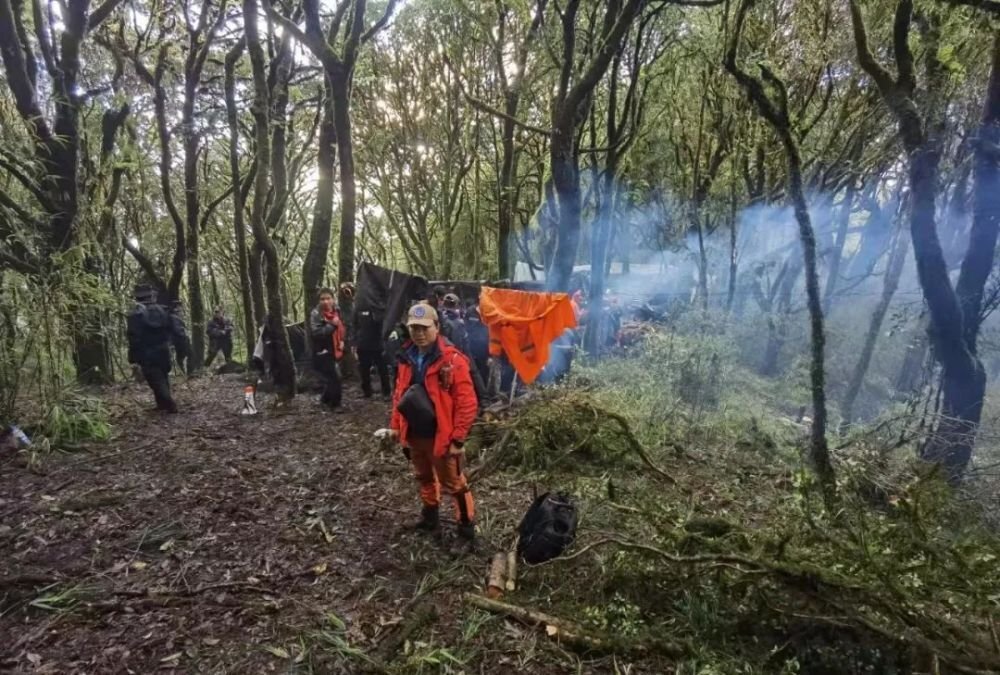 最新消息云南哀牢山4名遇难人员遗体已转运出山