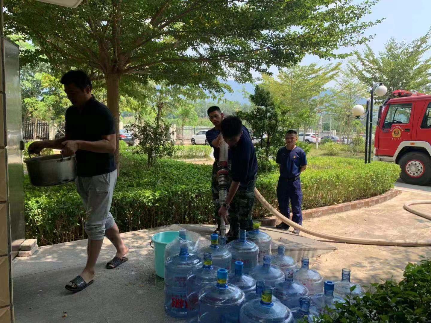 昌江水管爆裂居民用水告急 消防员送水0余吨为居民 解渴
