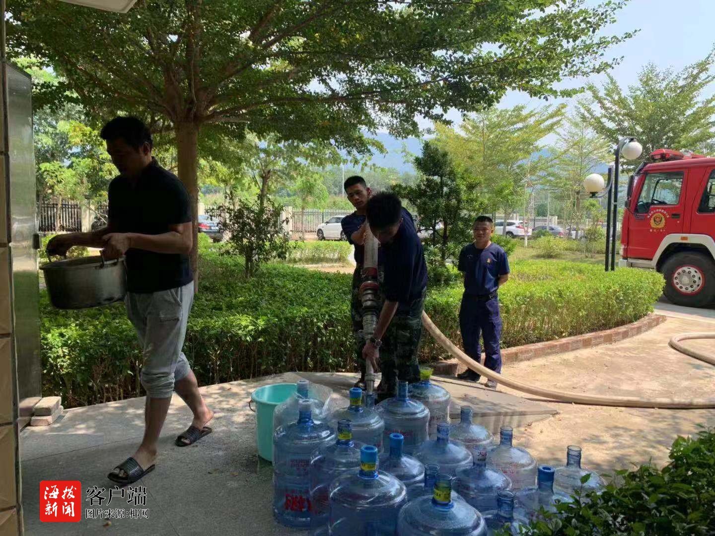 昌江水管爆裂居民用水告急 消防员送水0余吨为居民 解渴 昌江水管爆裂居民用水告急 消防员送水0余吨为居民 解渴