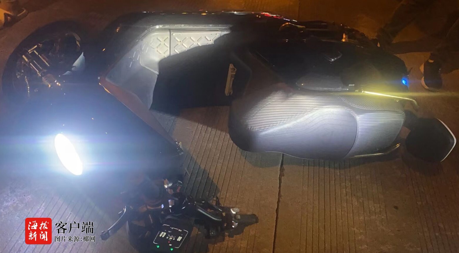 事发海口 一男子骑电动车飞速行驶摔倒身亡 车辆拖出一路火花 海南新闻中心 海南在线 海南一家 事发海口 一男子骑电动车飞速行驶摔倒身亡 车辆拖出一路火花 海南新闻中心 海南在线 海南一家