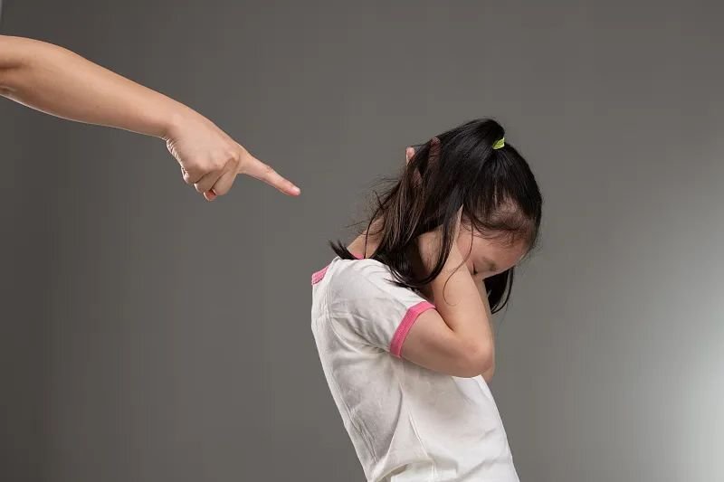 发现孩子受到家暴老师如何应对最高法发布典型案例