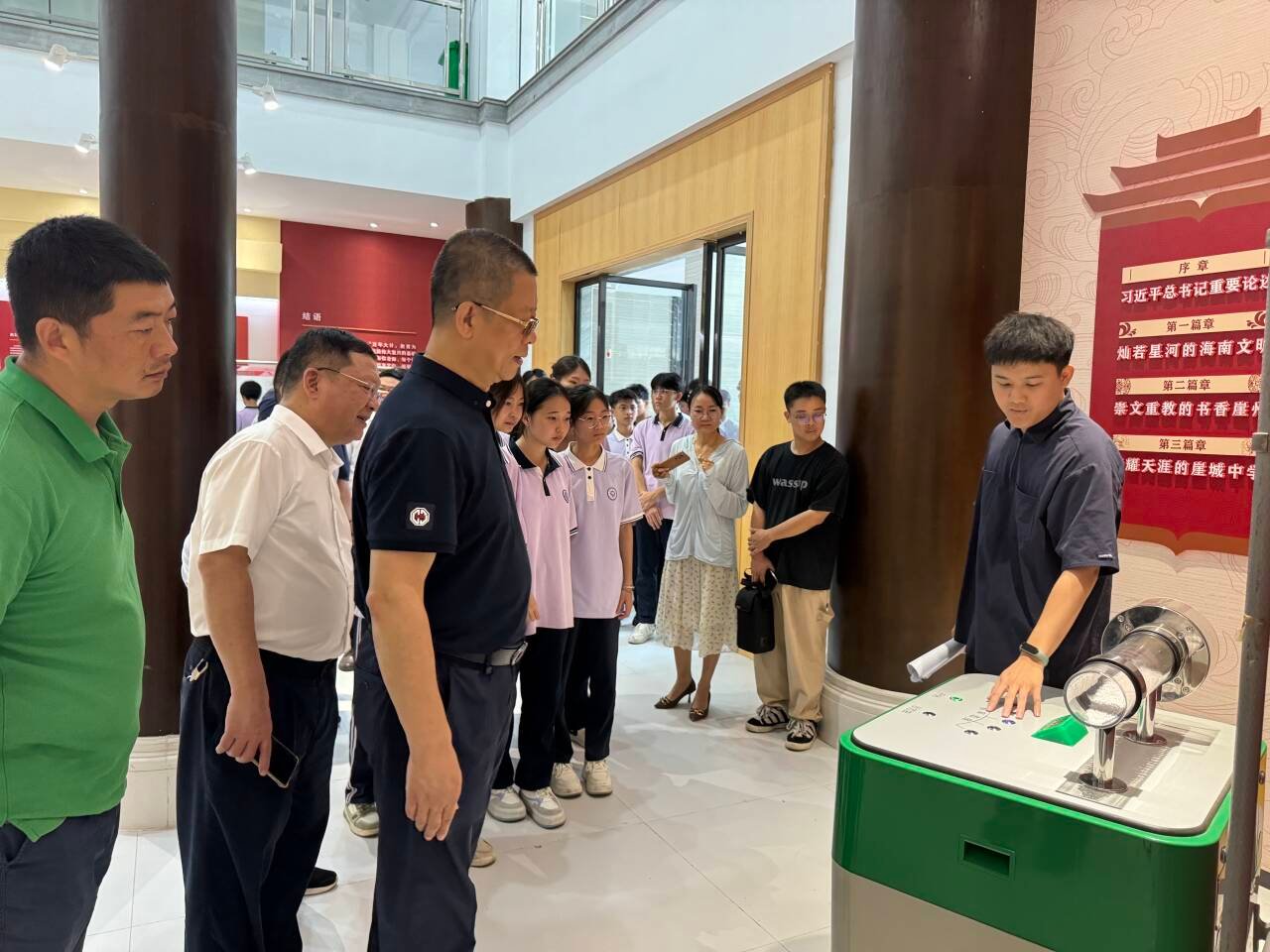 崖城中学的学生董子浩说:"今天来到这个科技馆感受到了中国科技的独特