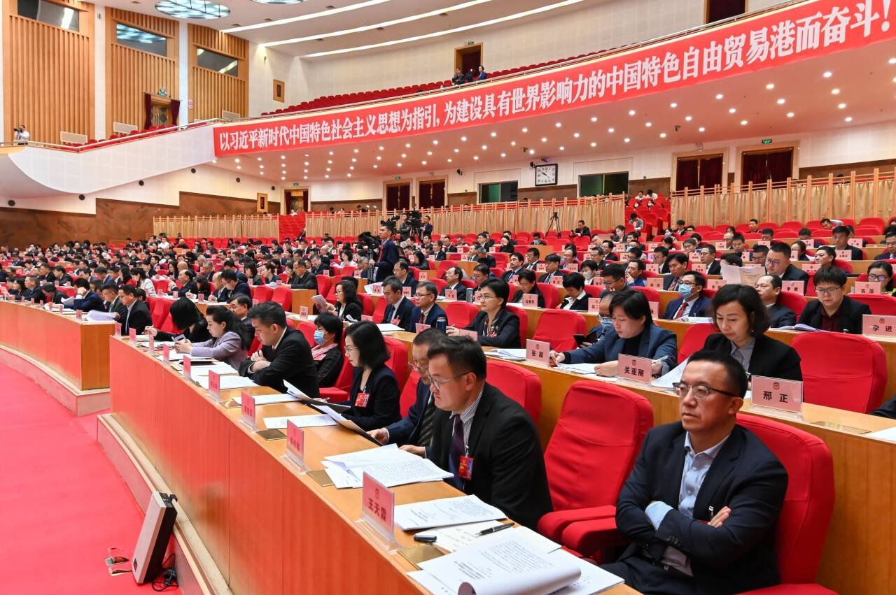 海南省政协八届二次会议隆重开幕