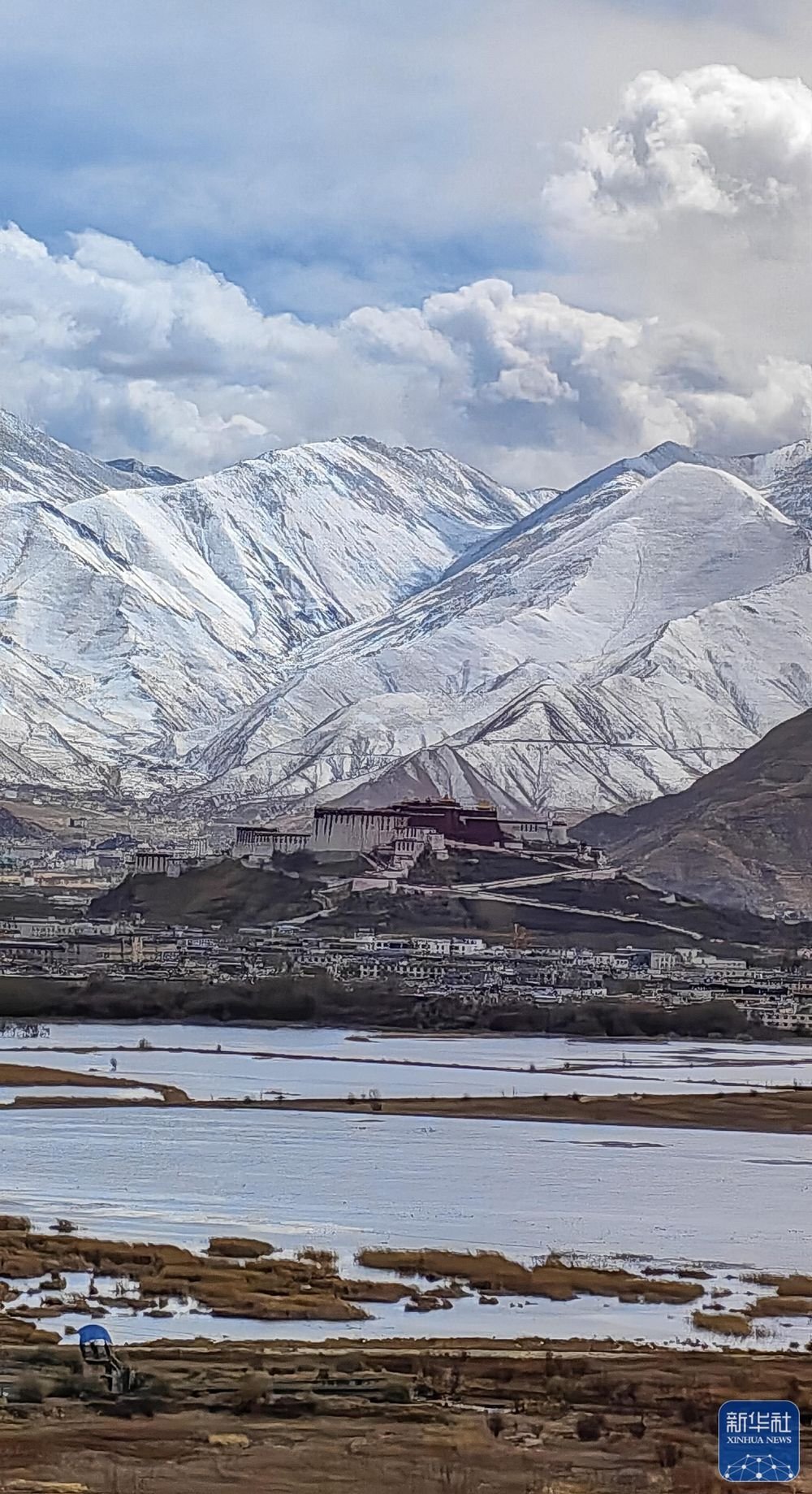 新华社记者 孙非 摄(原标题:高原飞春雪 山川入画来)【内容审核:张美