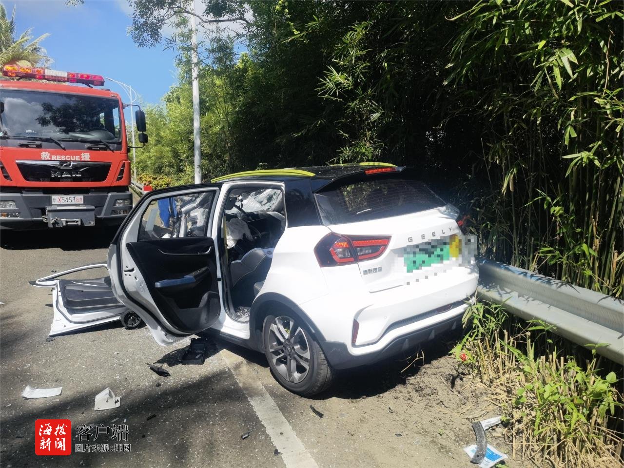 事发琼海 公交车与新能源轿车相撞 一人被困 事发琼海 公交车与新能源轿车相撞 一人被困