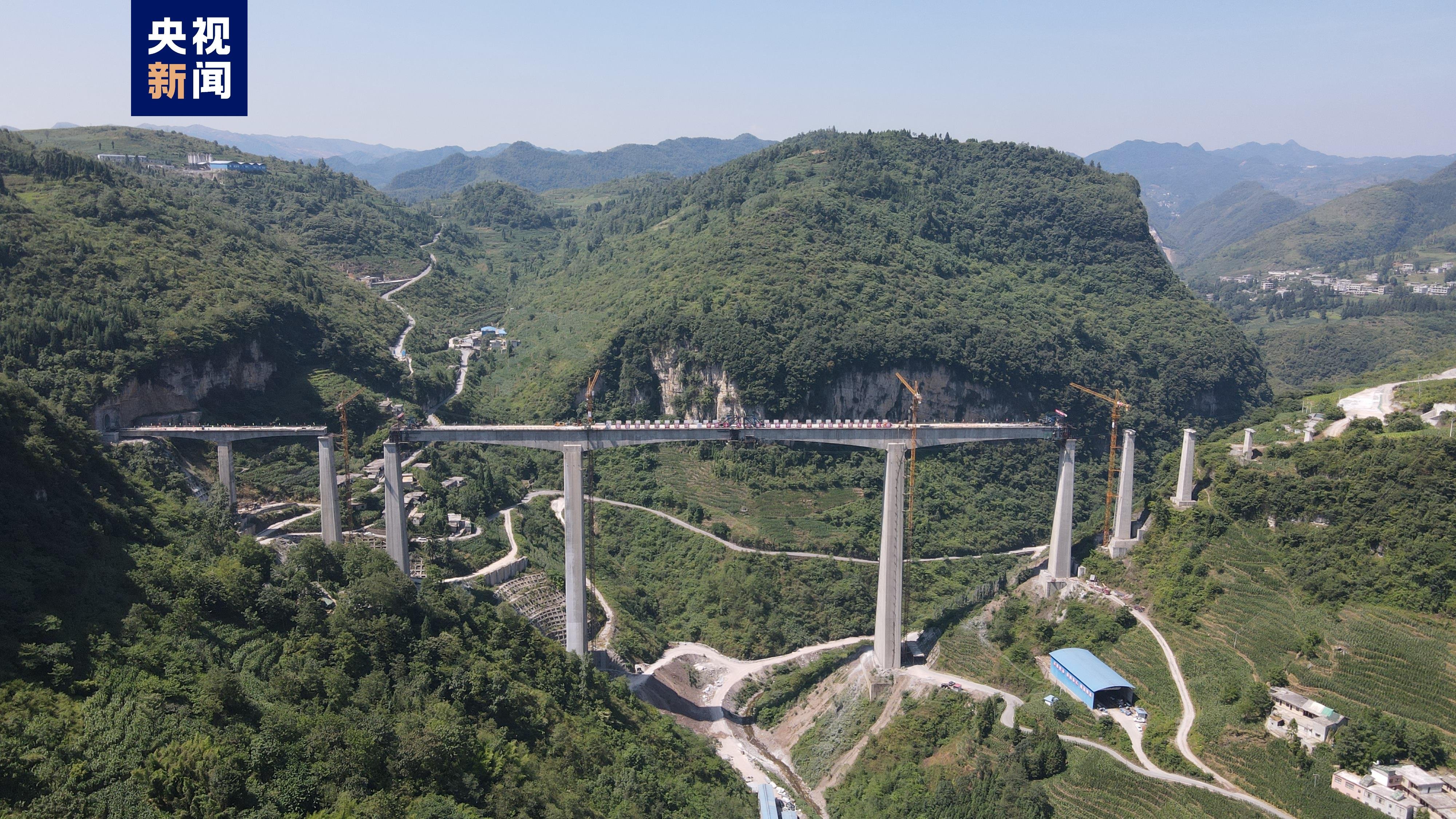 叙毕铁路冯家寨特大桥合龙