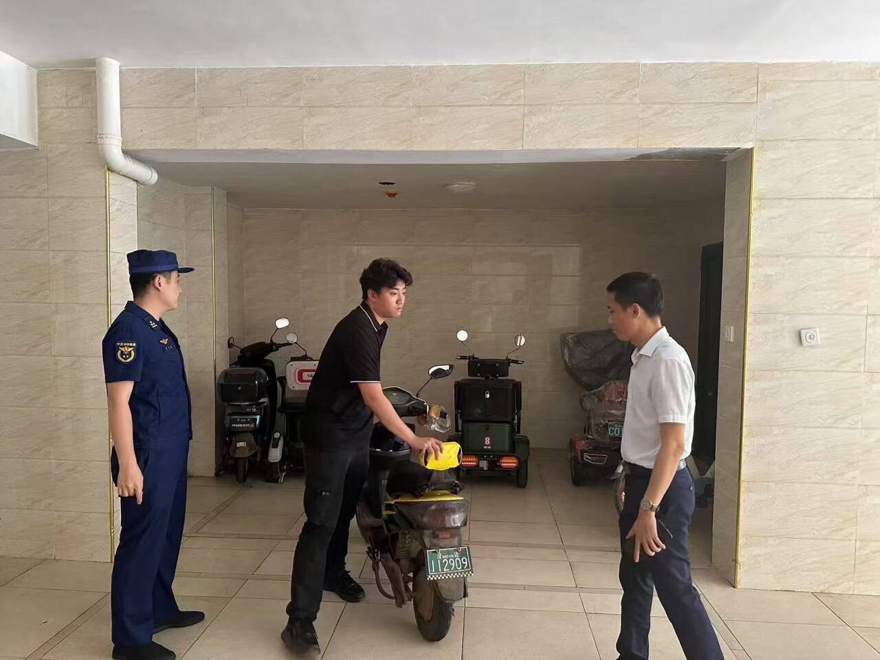 小区长期违规停放电动自行车 澄迈消防联合多部门开展清理1xBETapp(图1)