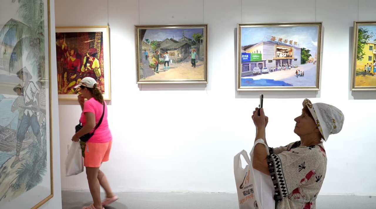 逛街时也看展出!三亚两商圈同步展出258件艺术作品