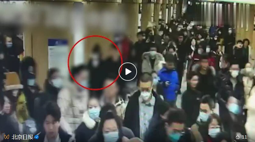 离谱北京地铁两男子边赶路边打架拘