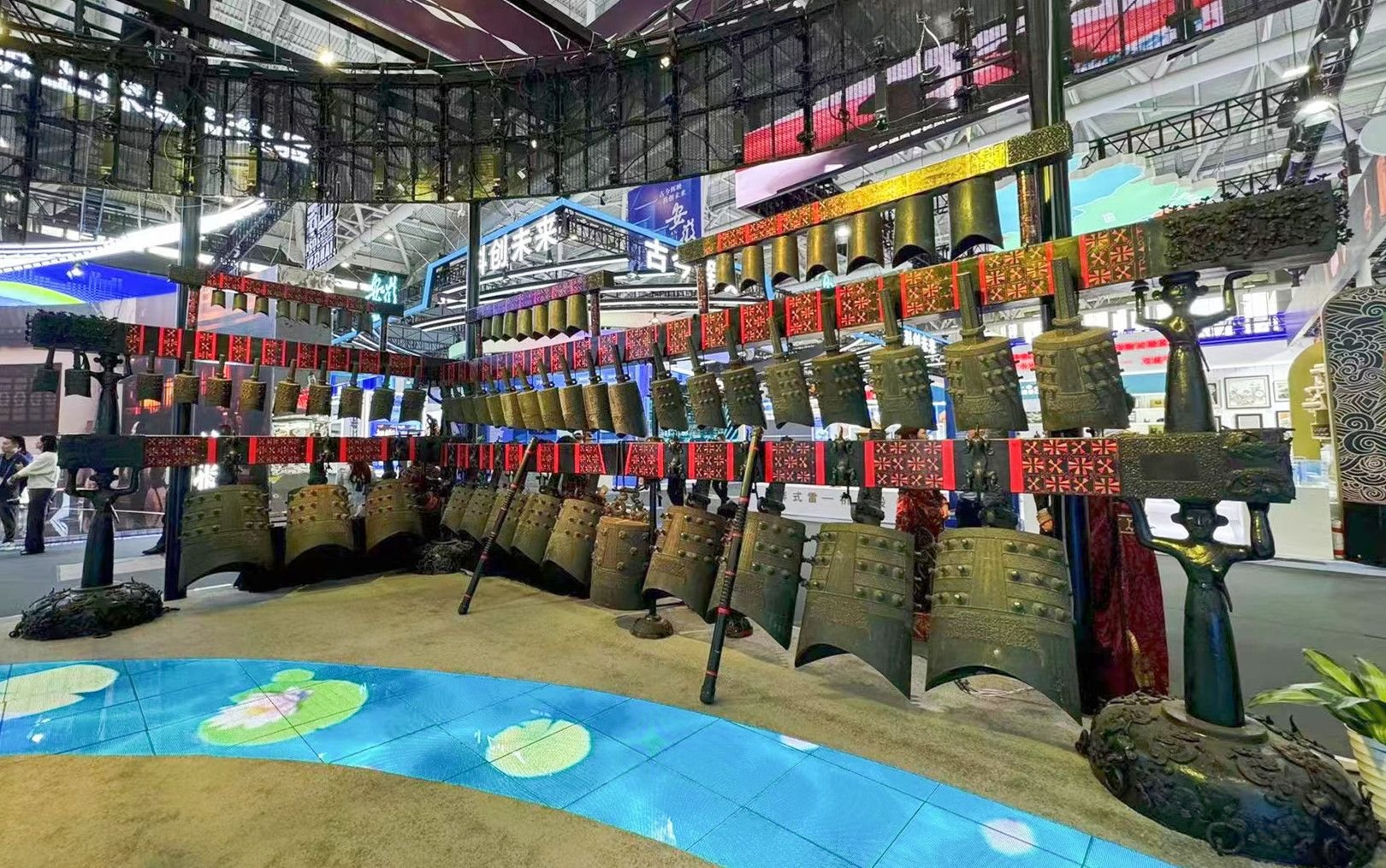 1复制件亮相第二十届深圳文博会随州曾侯乙编钟,潜江龙湾楚章华台