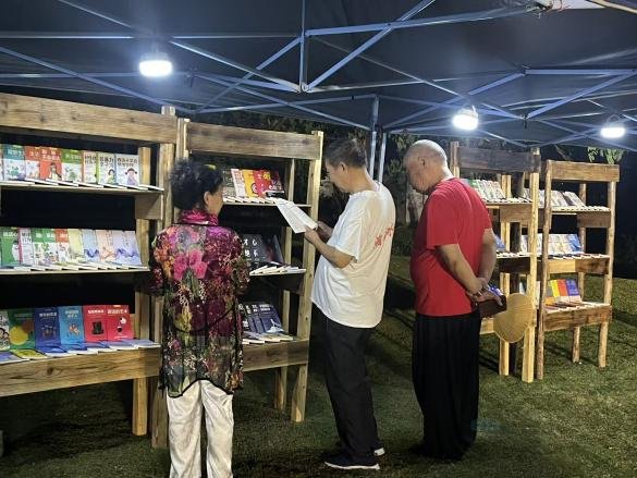 海南保亭：“露营夜读”浸润雨林诗意生活(图1)