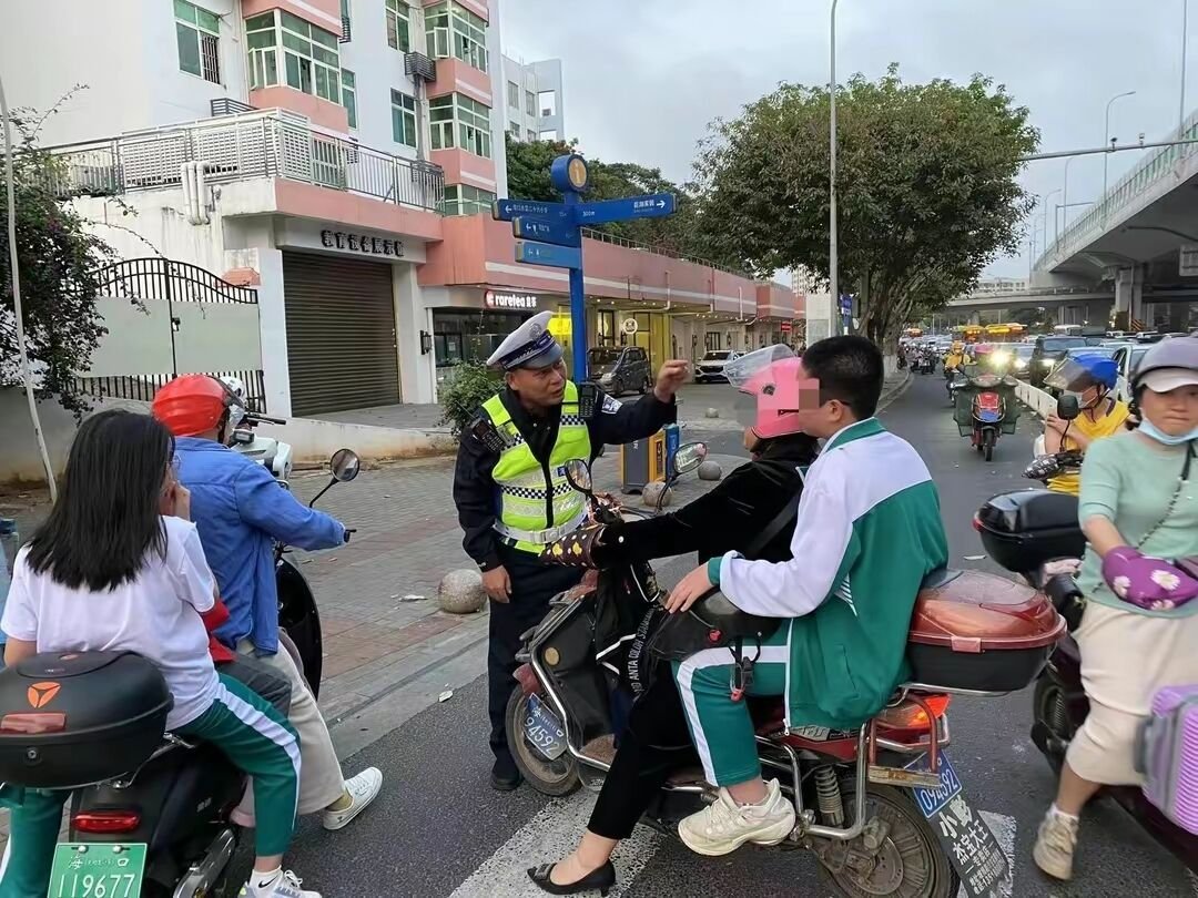 骑车未戴安全头盔海口这些人被罚款30元