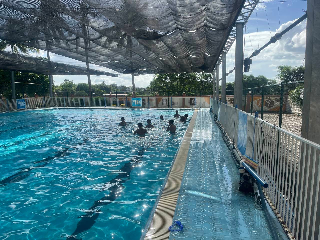 "东山中学报名预约负责人许老师介绍,为防止学生游泳时出现摔伤,抽筋