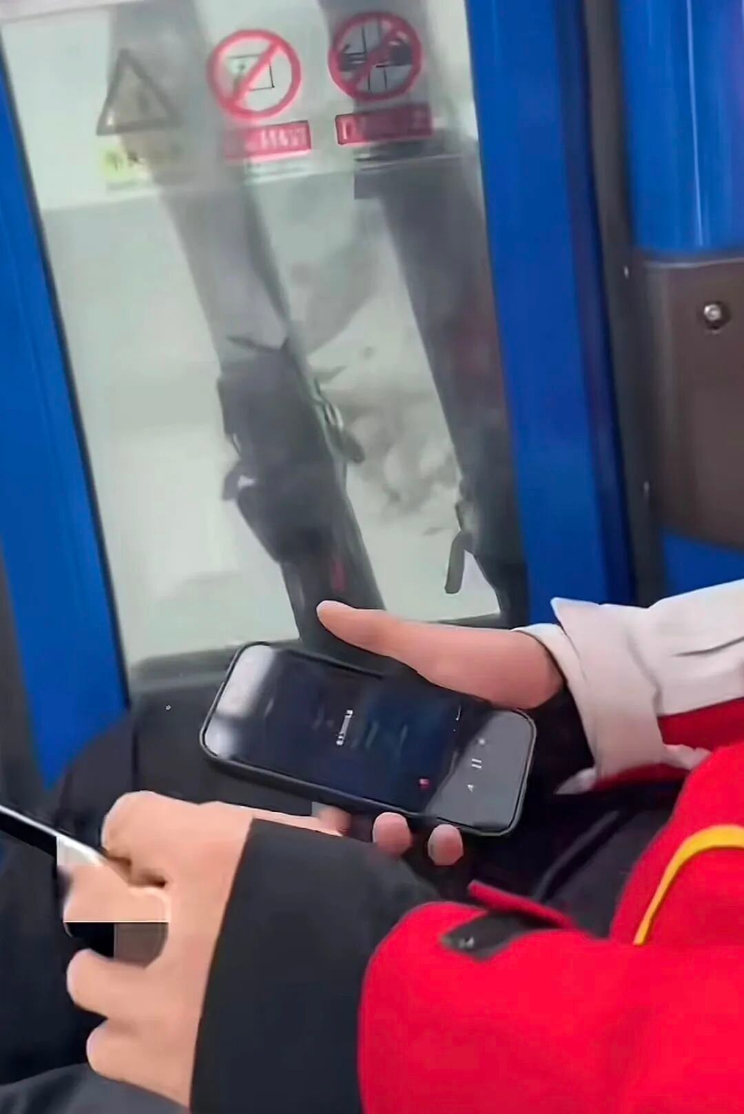 男子高空缆车内吸烟被劝阻后情绪失控，青格里狼山滑雪场发布情况说明