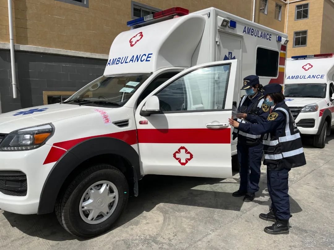 张继玉在吉隆口岸出口货物查验场对出口尼泊尔医疗救护车进行查验