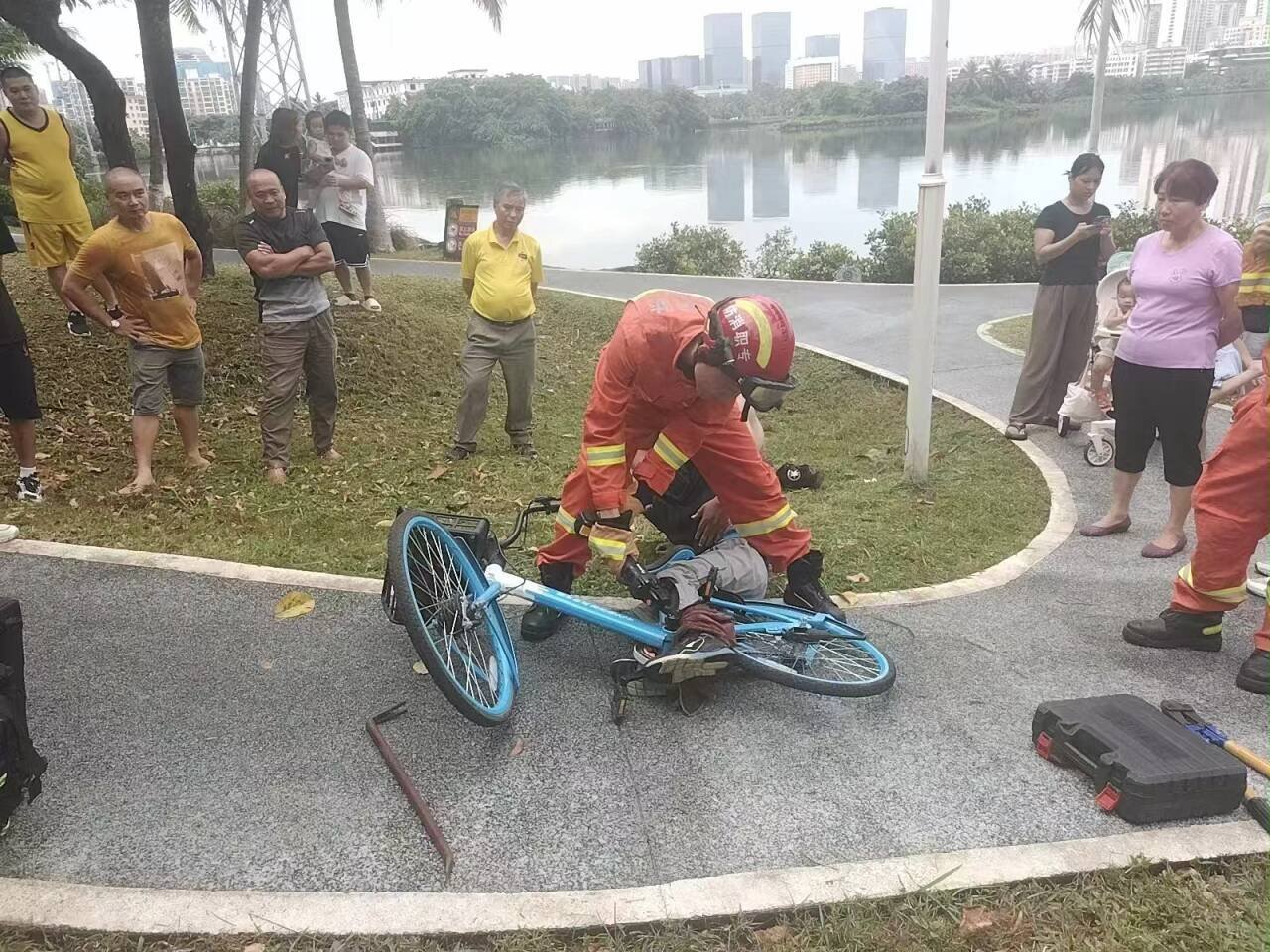 少年骑自行车撞老人视频（少年骑自行车撞老人视频真实）《小孩骑自行车撞倒老人》