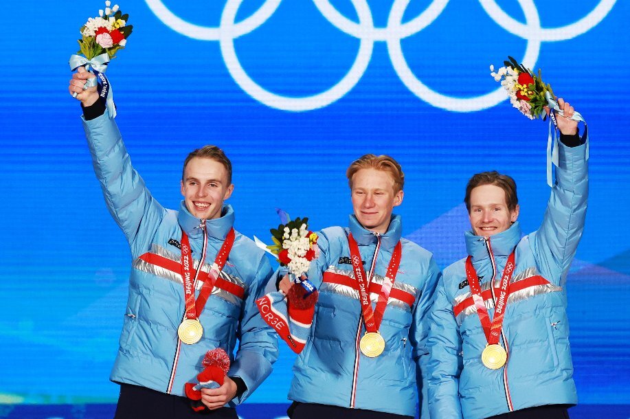 上夺得速度滑冰男子团体追逐赛金牌的挪威运动员斯韦勒·伦德·彼得森