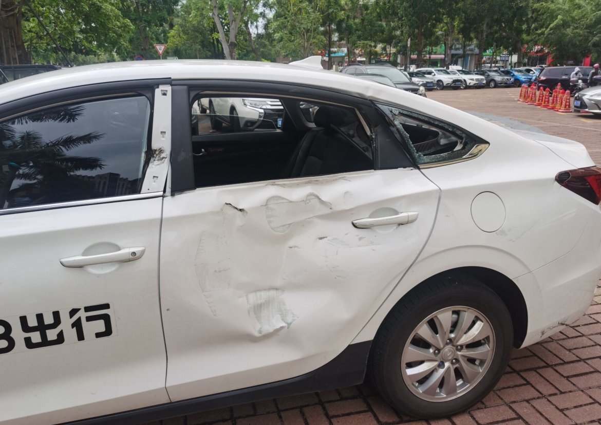 海口世纪大桥又发生车祸海马轿车冲破护栏撞日产商务车有人受伤