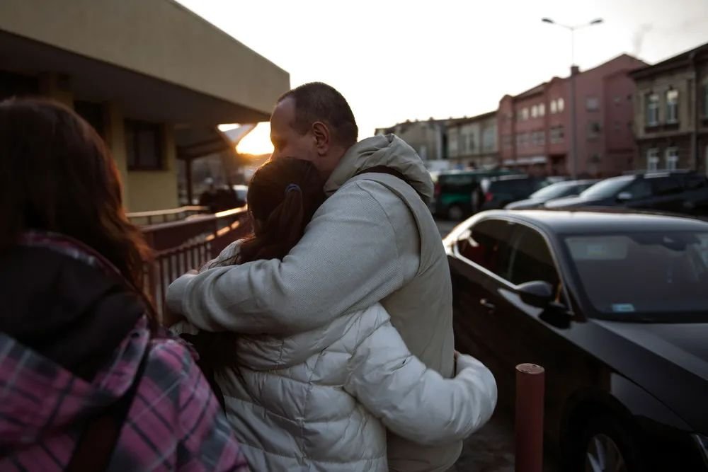 图片报道令人心碎的拥抱