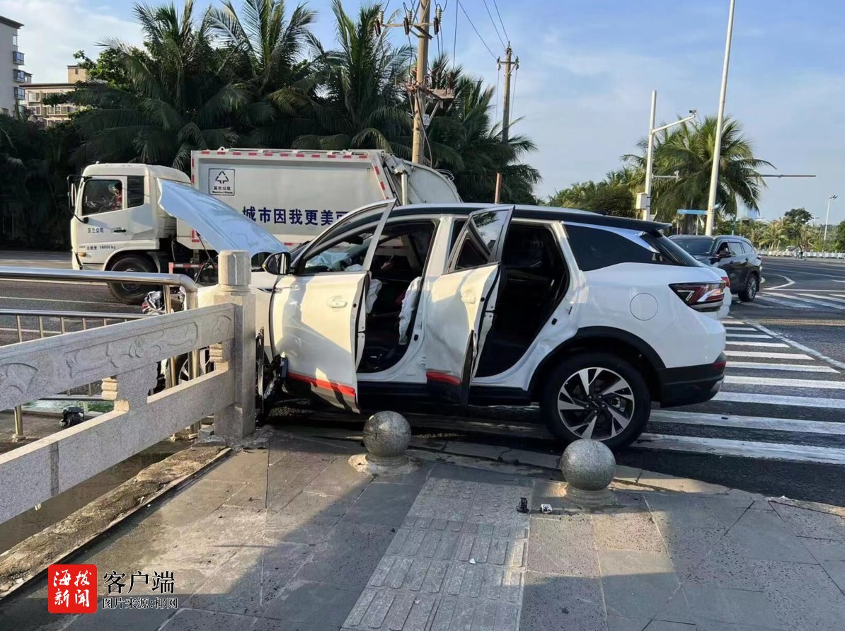 海口两车相撞 一辆轿车被撞出数十米 轮胎都掉了 海口两车相撞 一辆轿车被撞出数十米 轮胎都掉了