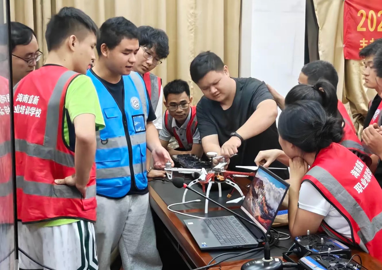 助力群众“飞”出就业新赛道！海口秀英区举办免费无人机专项技能培训(图2)