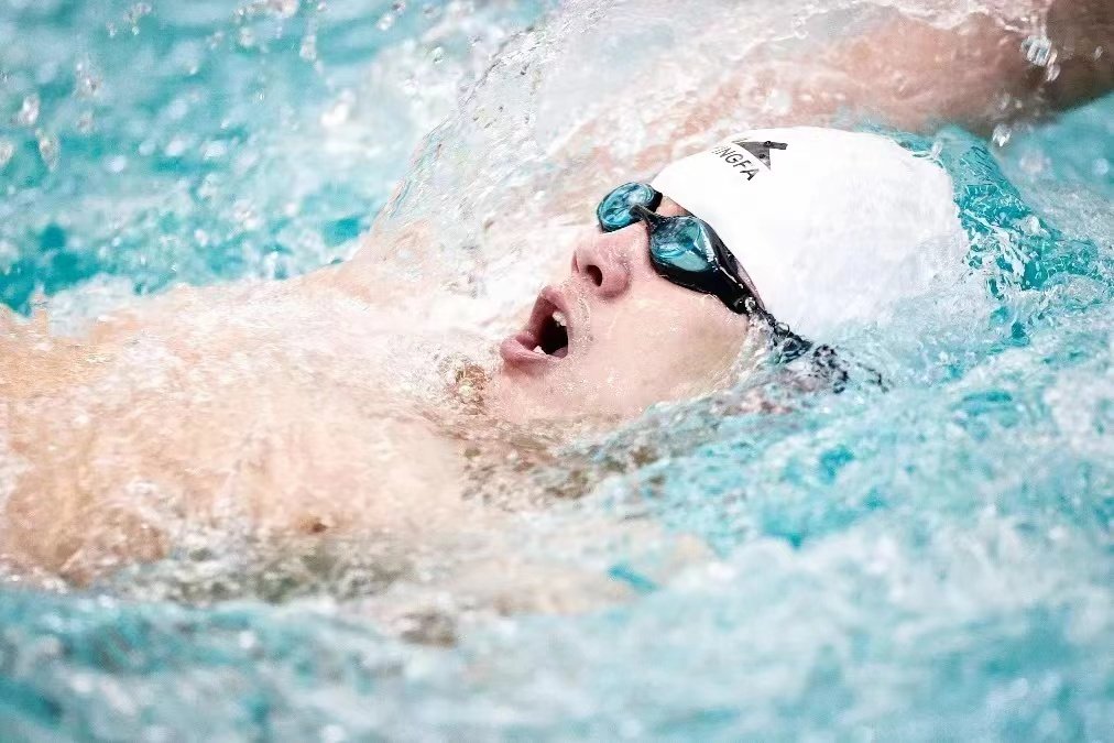 新华全媒丨汗水自信拼搏我们的生活是认真的