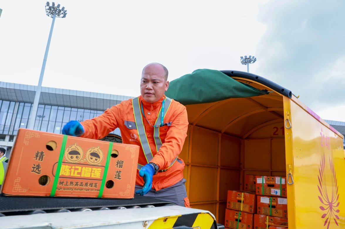 泰国榴莲“鲜”达自贸港！海口美兰机场进境水果指定监管场地首单业务落地(图3)