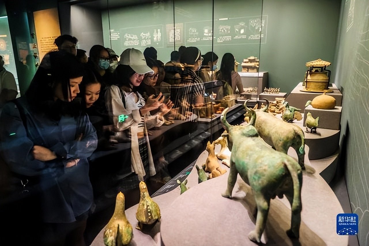 4月29日,参观者在安徽省合肥市肥东县博物馆欣赏隋朝青釉四系盘口瓷罐