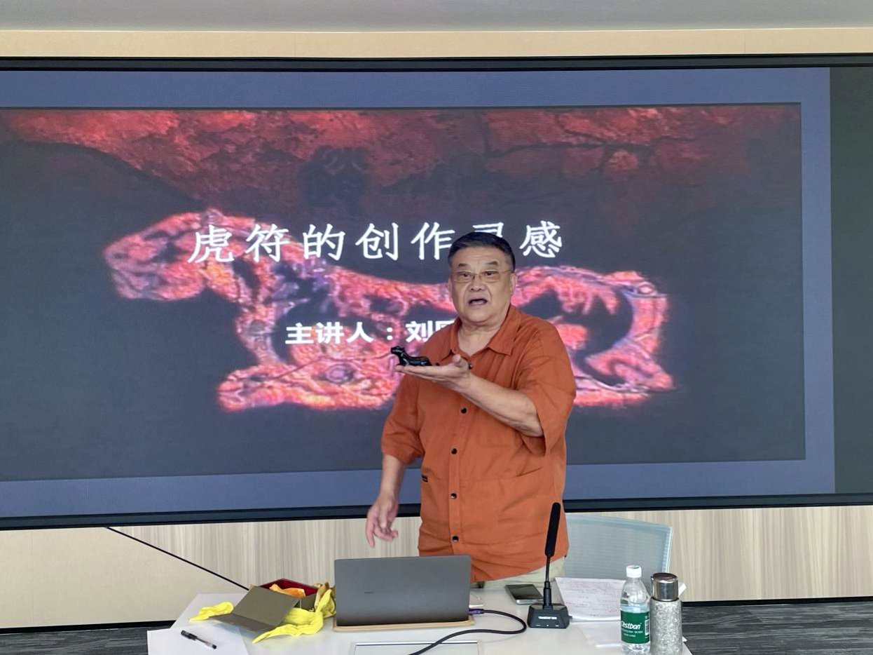 培训讲座中,刘国平为三亚市电影电视家协会会员及影视从业者讲解了