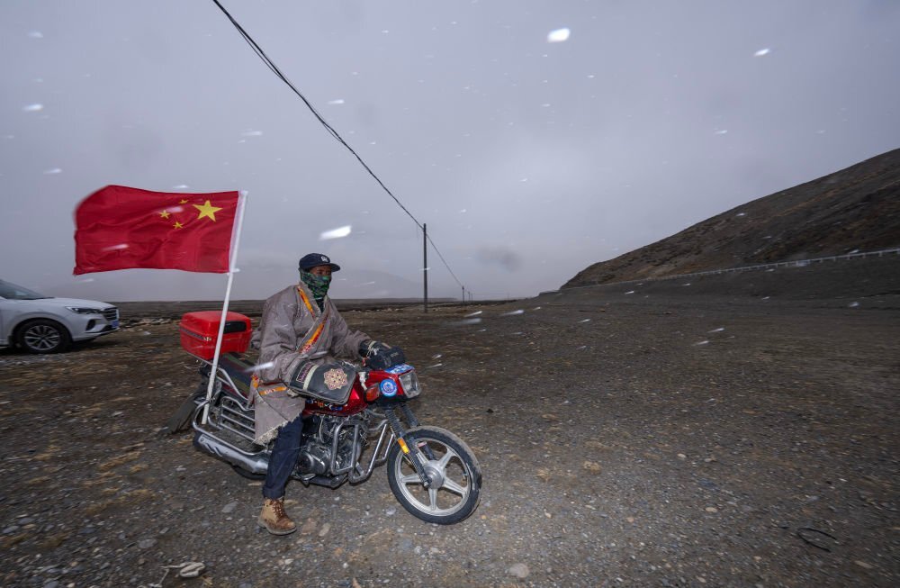 國道之行從雪山奔向大海丨讓國旗飄揚在國境線的每個角落