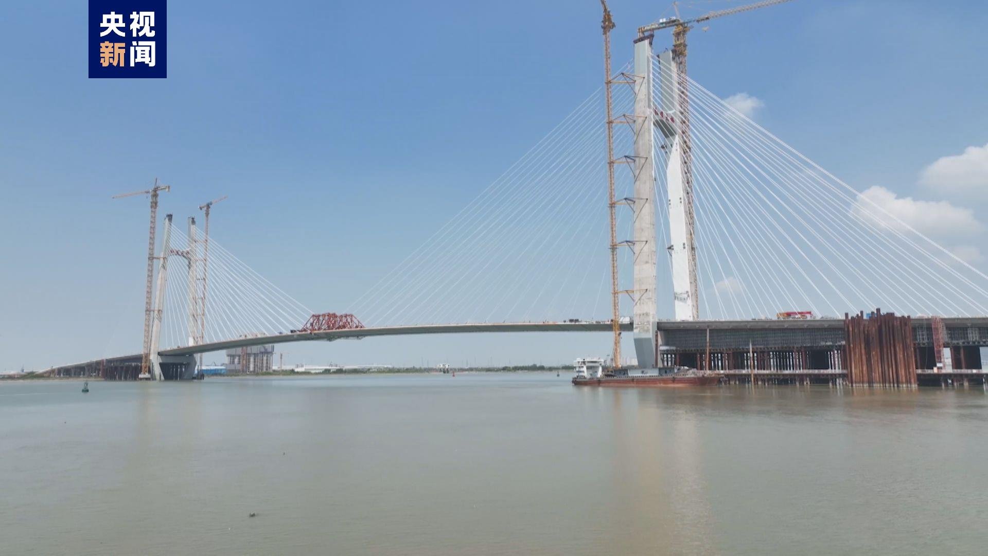 广州南沙自贸区红莲大桥主桥顺利合龙