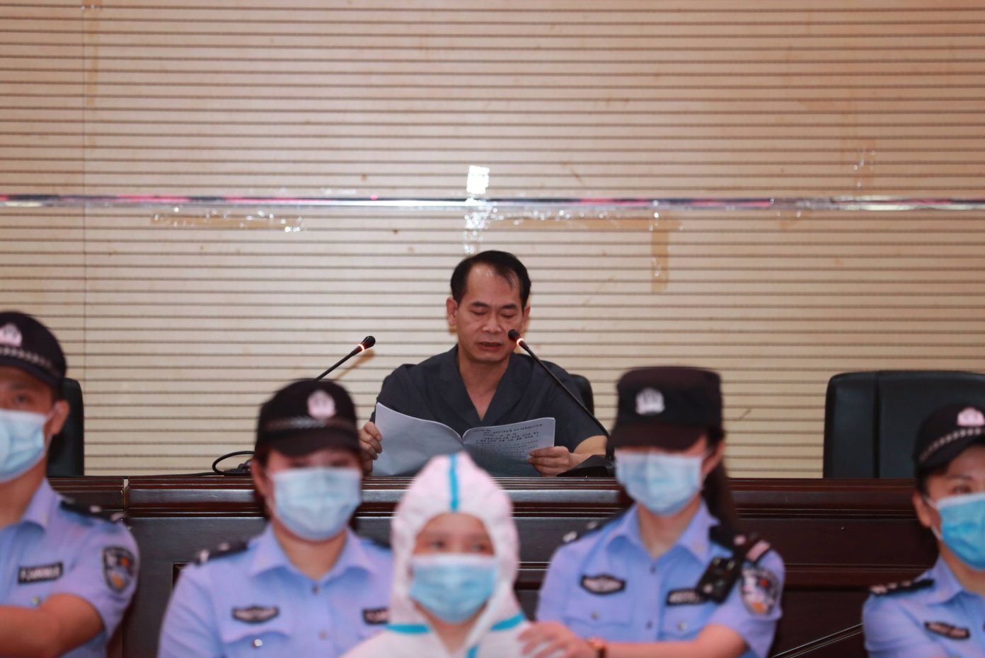 海口美兰法院公开宣判12名毒贩其中5人均获刑15年罚8万元