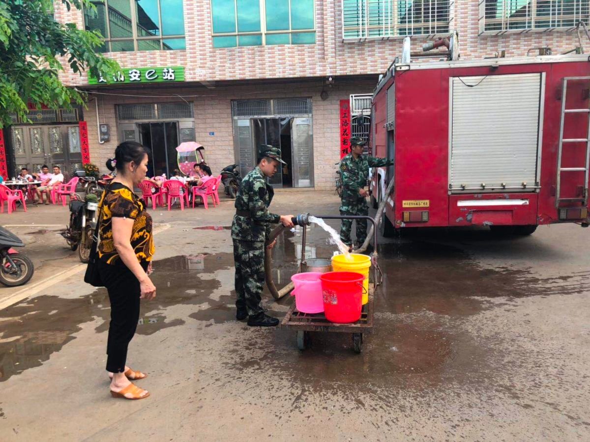 持续高温村民用水难琼山消防送水润人心