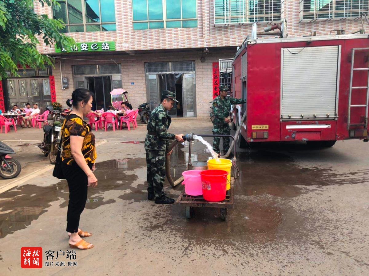持续高温村民用水难琼山消防送水润人心 持续高温村民用水难琼山消防送水润人心