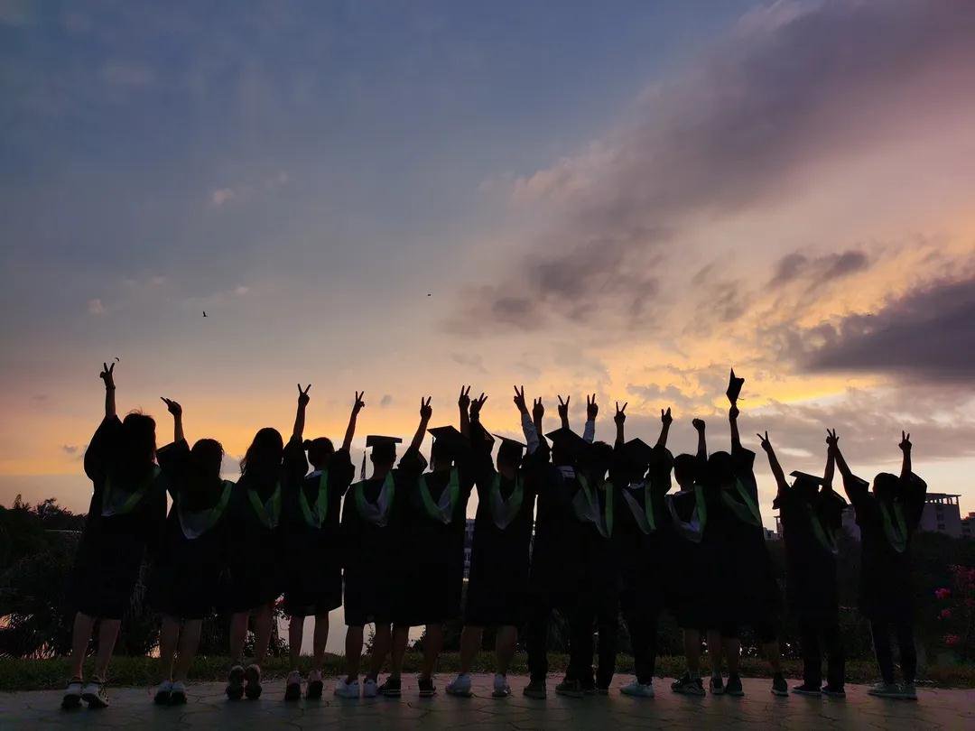 青春不散场海南高校学子晒靓照纪念最美时光