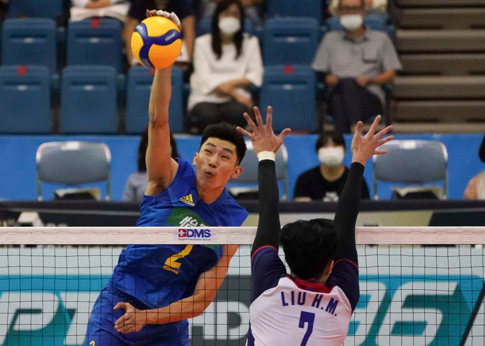 9月19日,中国队球员江川(左)在比赛中扣球.