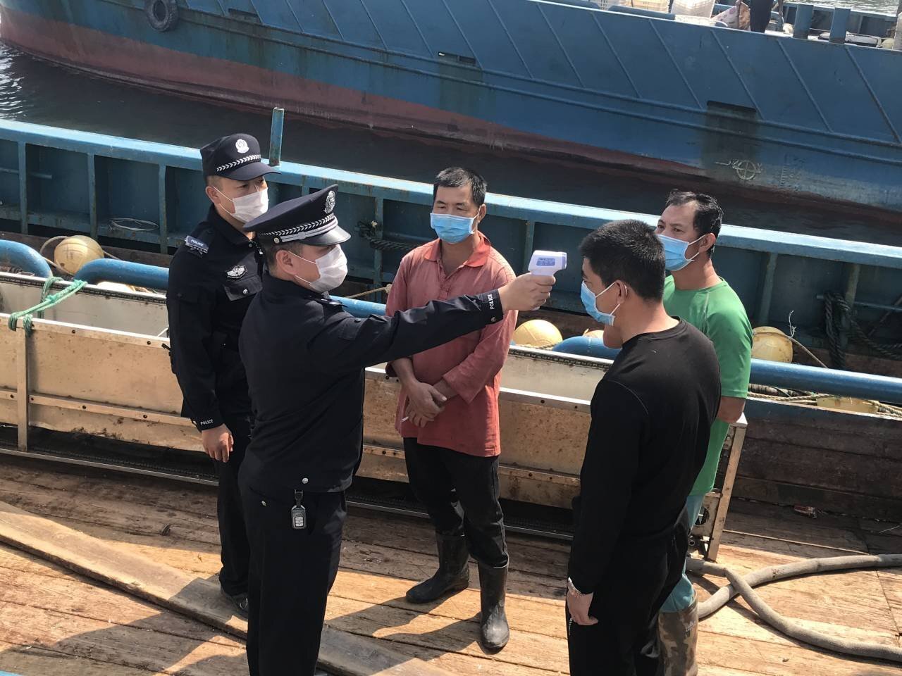 海岸警察三亚支队港门派出所:让党旗高高飘扬在战"疫"的渔港上