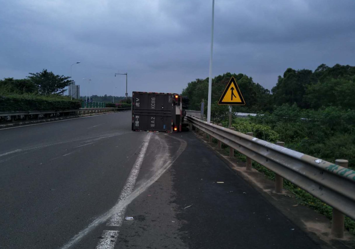 惊险 车胎突然爆成了 花 一辆货车在高速上侧翻撞护栏