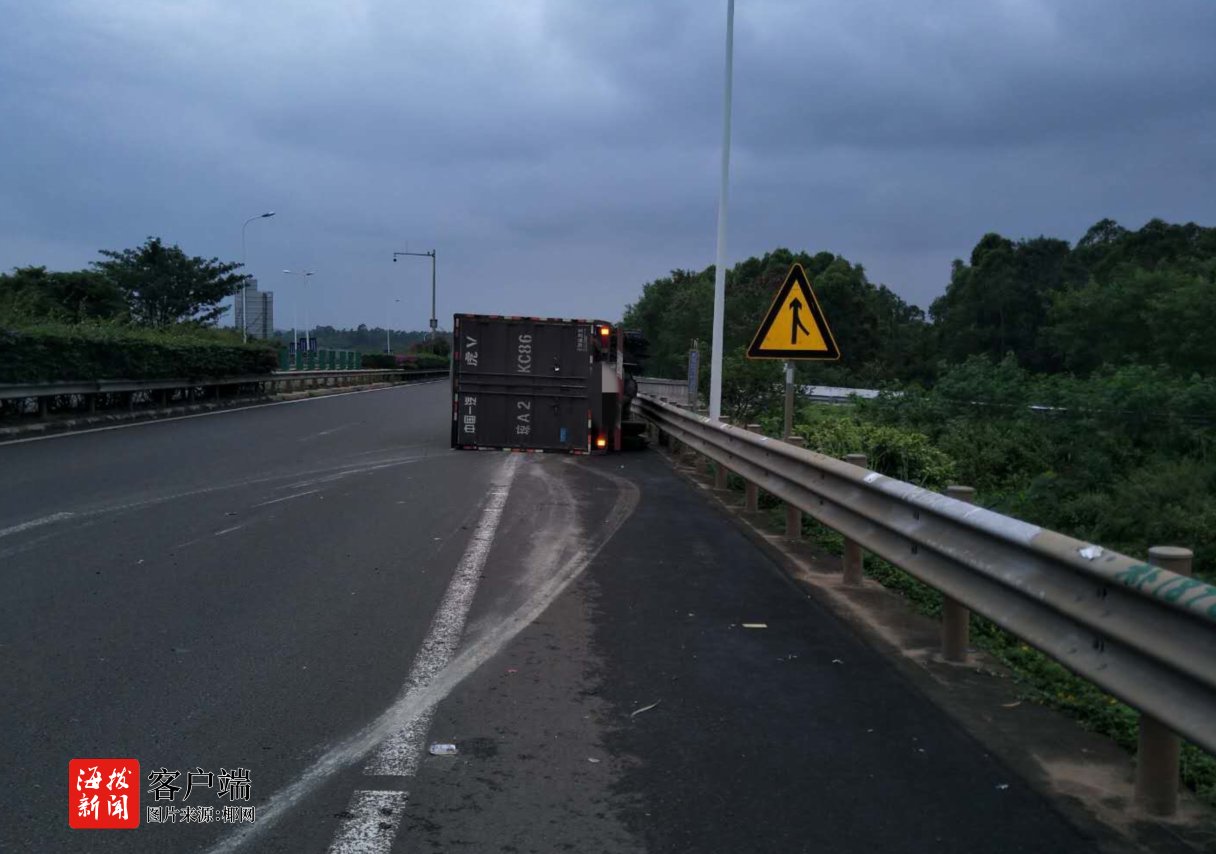 惊险 车胎突然爆成了 花 一辆货车在高速上侧翻撞护栏 惊险 车胎突然爆成了 花 一辆货车在高速上侧翻撞护栏