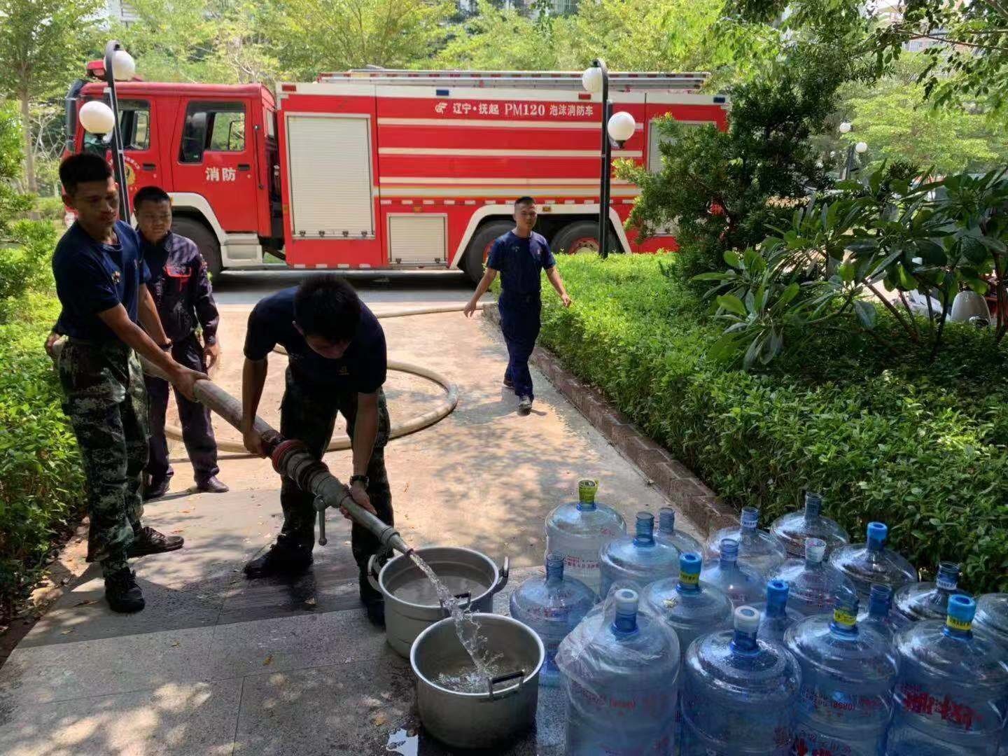 昌江水管爆裂居民用水告急 消防员送水0余吨为居民 解渴