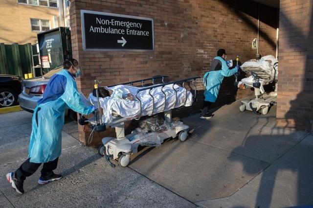 美国新冠死亡病例超70万美媒这是美国悲剧