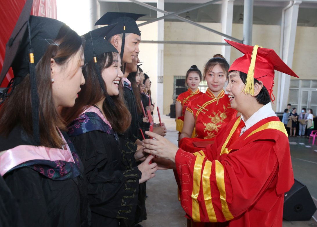 海南师范大学举行2021届学生毕业典礼暨学位授予仪式