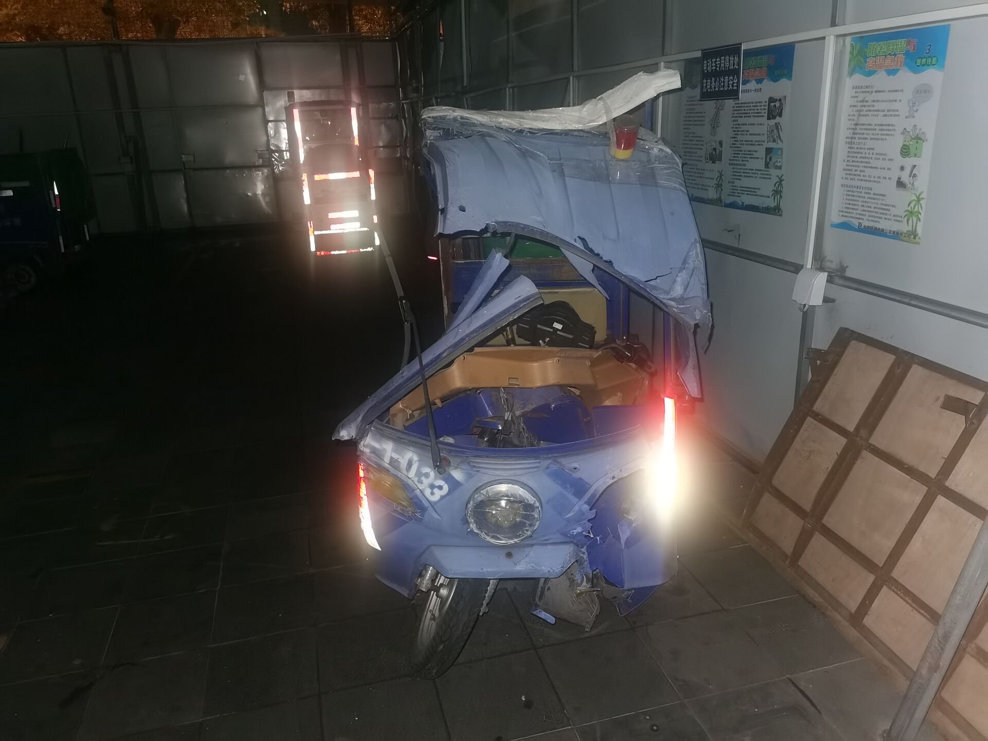 海口车祸 女司机驾越野车撞断护栏冲向路边停车棚 振动盘 性能稳定 振动盘厂家 东莞高埗宇泽自动化设备厂